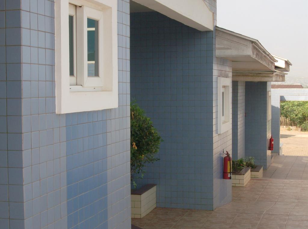 De Holiday Beach Hotel Kokrobite Экстерьер фото