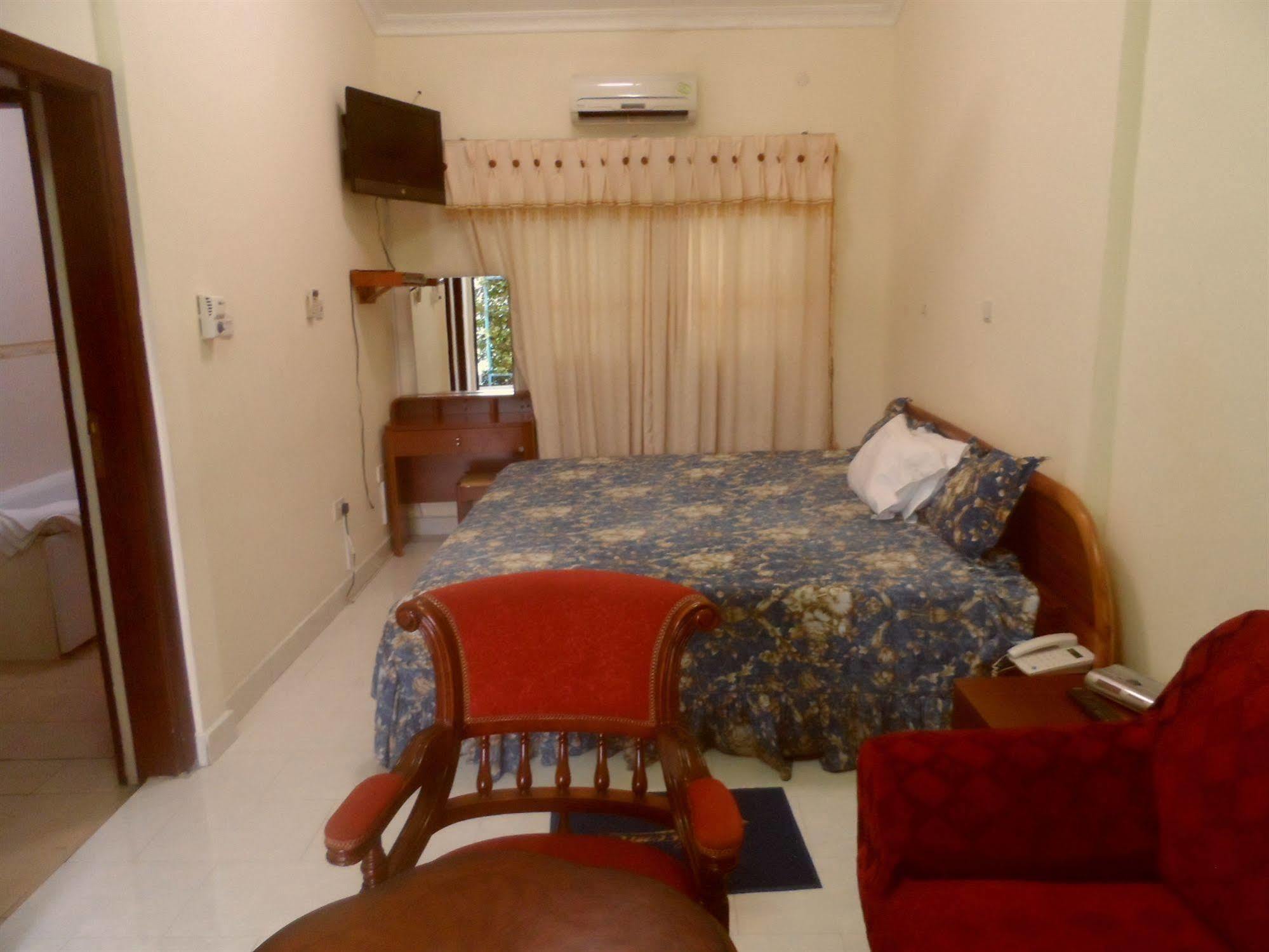 De Holiday Beach Hotel Kokrobite Экстерьер фото