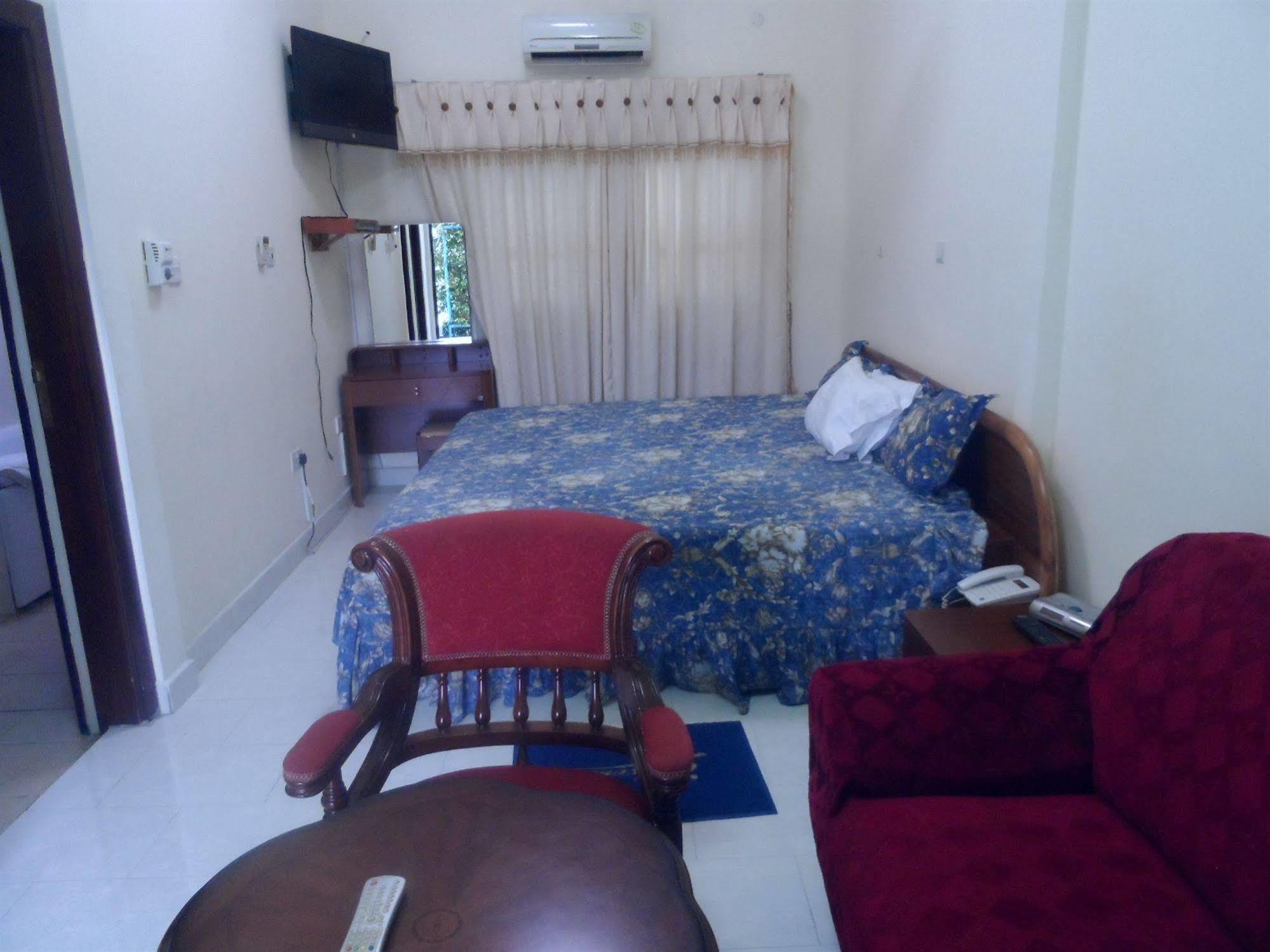 De Holiday Beach Hotel Kokrobite Экстерьер фото