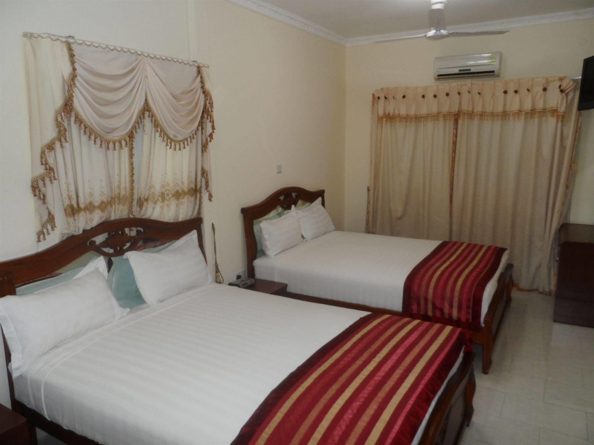 De Holiday Beach Hotel Kokrobite Экстерьер фото
