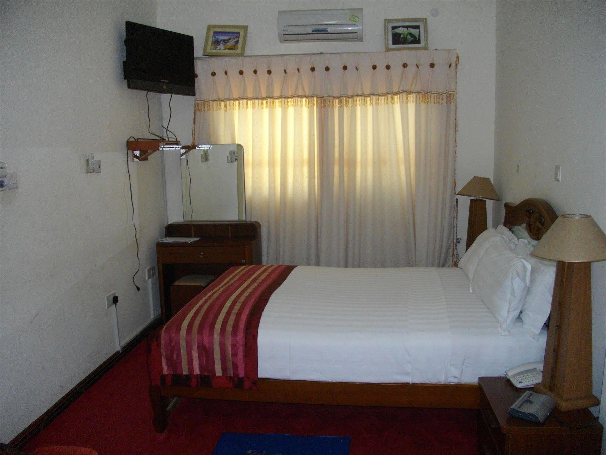 De Holiday Beach Hotel Kokrobite Экстерьер фото