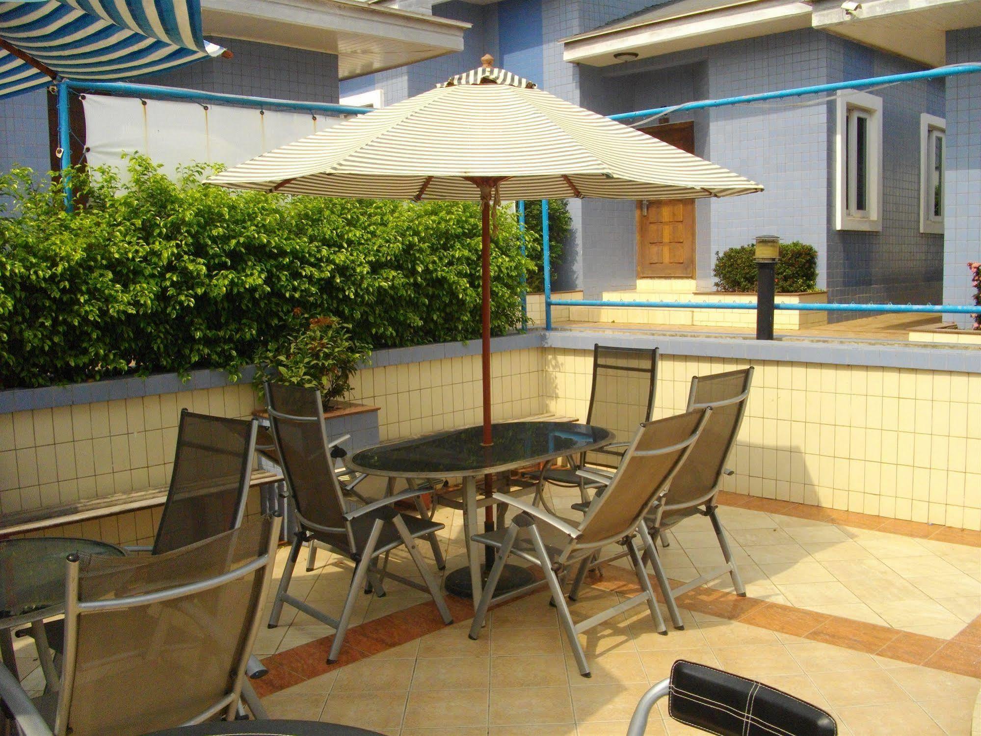 De Holiday Beach Hotel Kokrobite Экстерьер фото